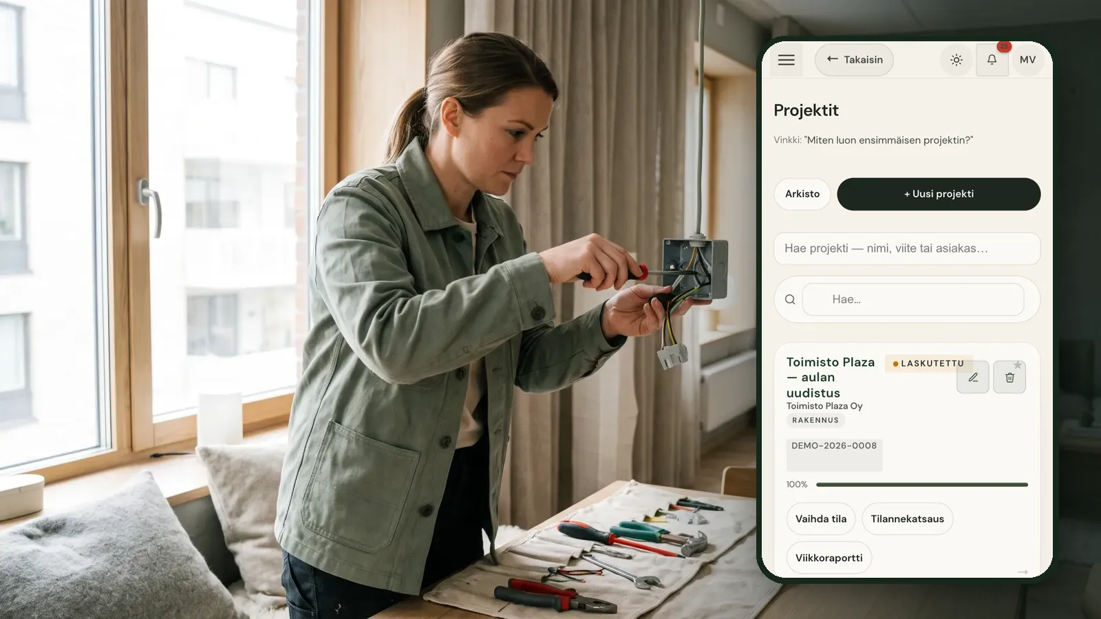 Service technician with the Raslak Hub project view on a phone